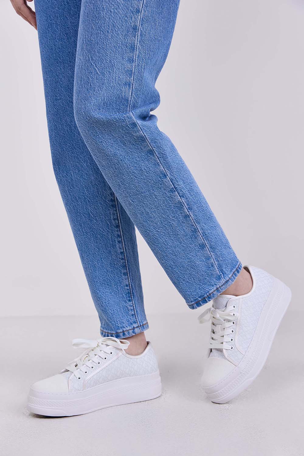 תמונת כל הלוק של נעלי סניקרס